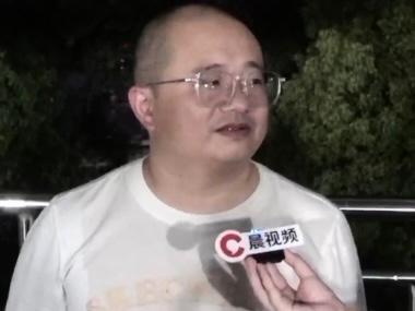 他还组织对, 为家乡的球