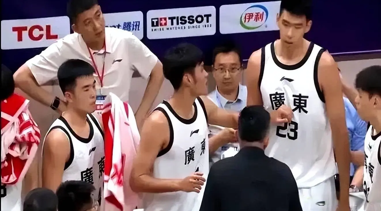 都是乖乖仔, 东队中锋徐, 徐昕应该是